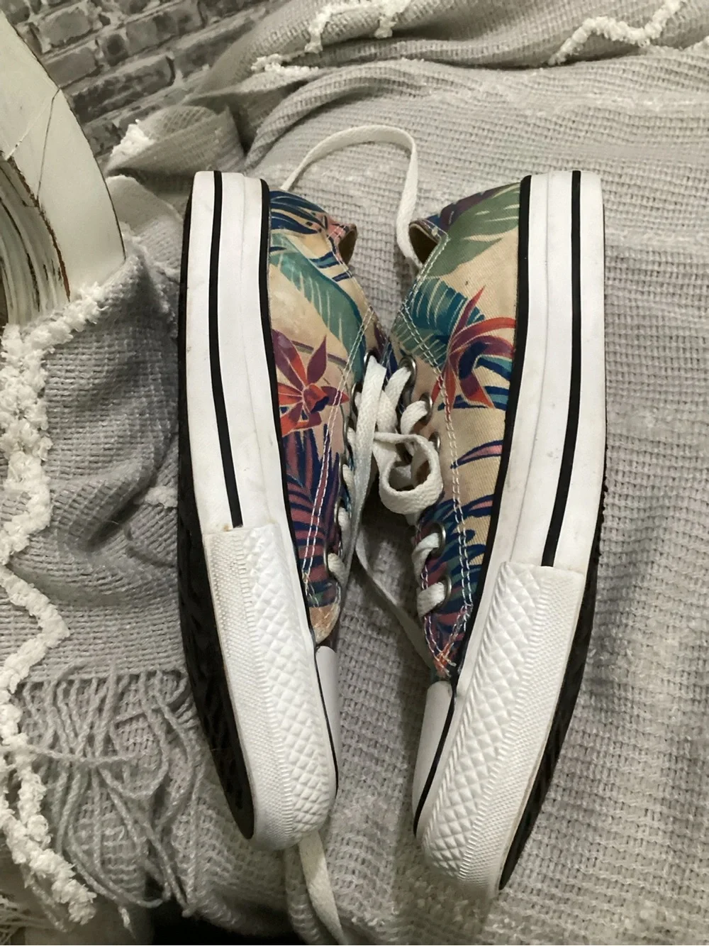 Converse Low-Top Tropical  Floral Canvas Multicolor Sneakers Womens Sz 7